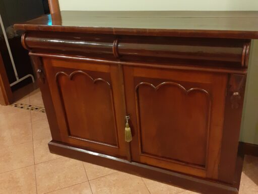 Tavolo con 4 sedie e credenza