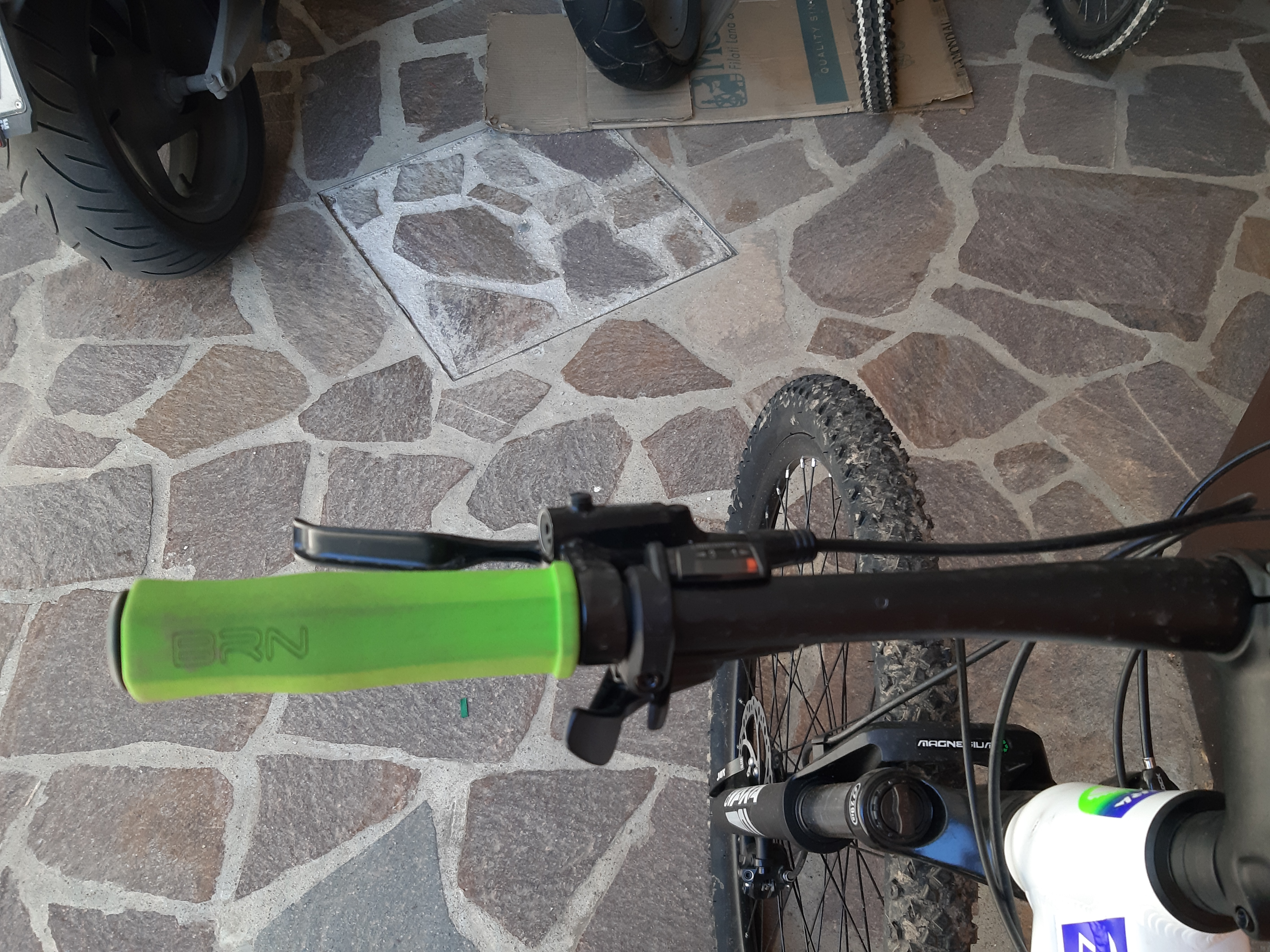 Bici mtb 29 tripla corona 27 rapporti blocco forcella