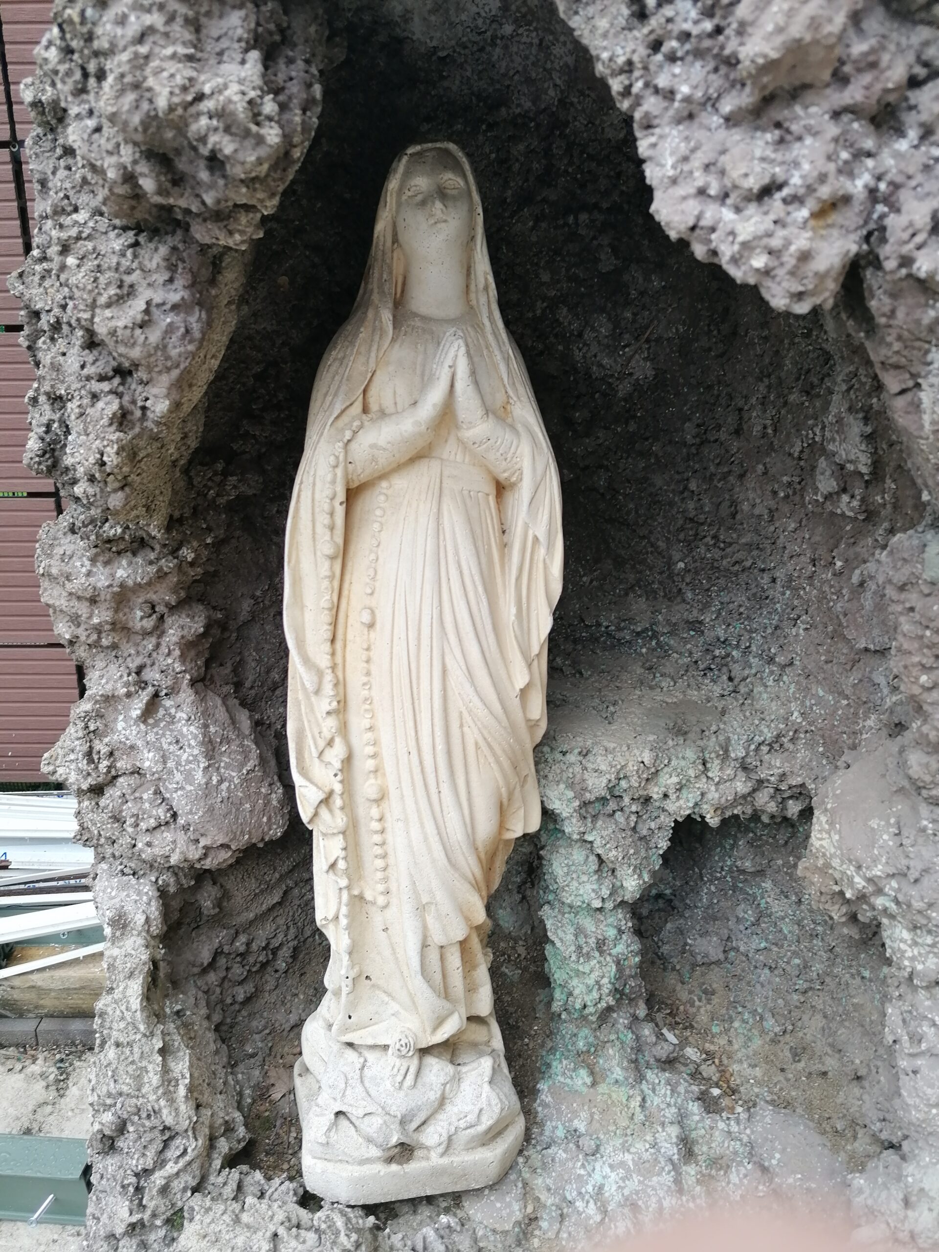 Grotta Madonna in pietra veramente molto bella