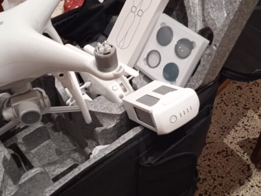 Drone DJI PHANTOM 4 COME NUOVO COMPLETO+ACCESSORI AGGIUNTI