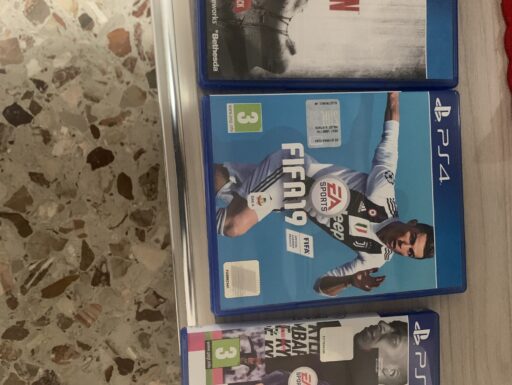 PS4 pro 1tb + base verticale di raffreddamento + giochi