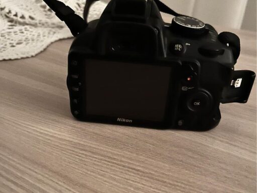 Nikon d3100 con obbiettivo e borsa