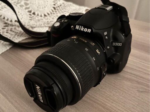 Nikon d3100 con obbiettivo e borsa