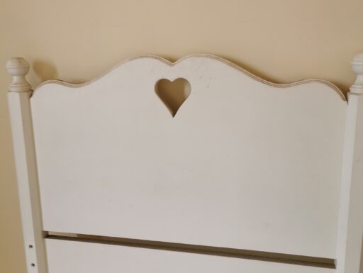 Struttura letto una piazza in legno massello laccato panna