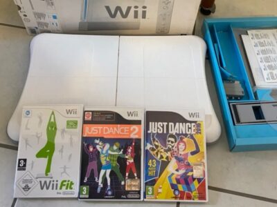 Nintendo Wii con balance board, 2 joystick e 3 giochi