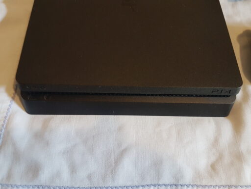 Playstation 4 500gb con scatola e tre giochi