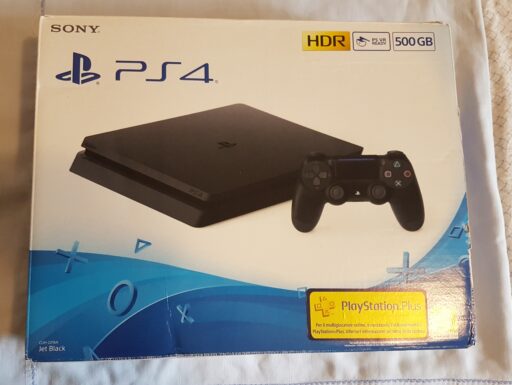 Playstation 4 500gb con scatola e tre giochi