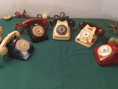 Telefoni fissi vari colori – seconda meta’ secolo scorso