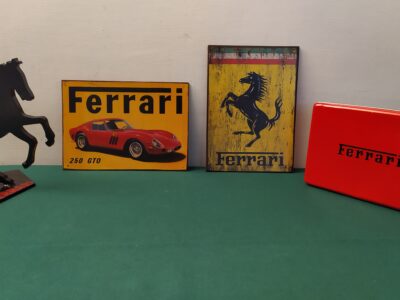 Ferrari: cavallo ferro, targhe legno e scatola metallo