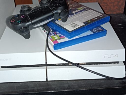 Play station 4 bianca con 2 giochi