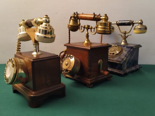 Telefoni d’epoca in legno e marmo