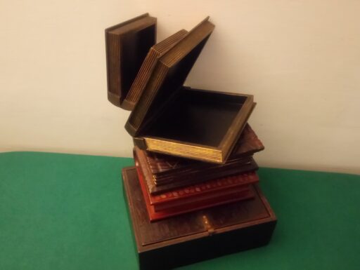 Scatole libro in legno intagliate