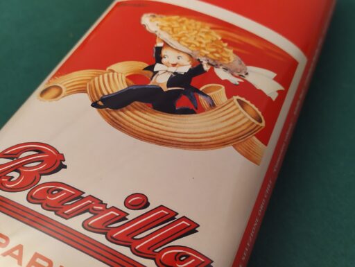 Spaghetti e coca cola-targhe in legno e oggetti in metallo