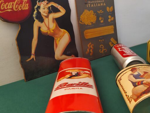 Spaghetti e coca cola-targhe in legno e oggetti in metallo