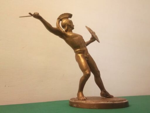 Statua in bronzo di antico guerriero romano