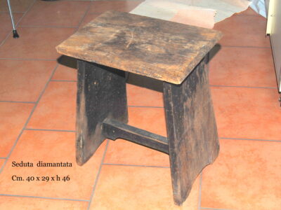 Sgabello in legno