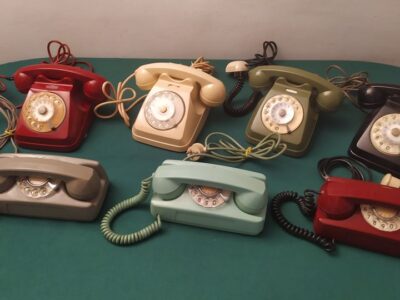 Apparecchi telefonici in bachelite-vari colori