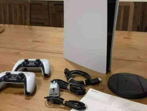 Ps5 disco + 2 controller + cuffie + 5 giochi