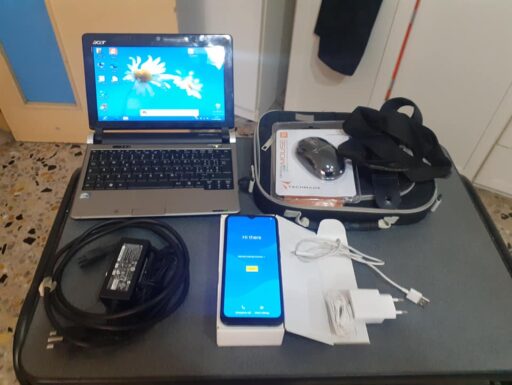 Smartphone redmi + computer portatile piccolo + accessori