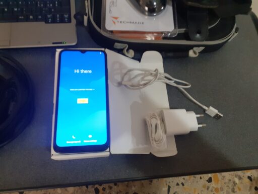 Smartphone redmi + computer portatile piccolo + accessori