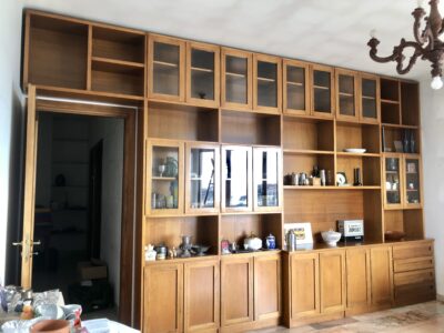 Grande libreria, parete attrezzata in legno pieno