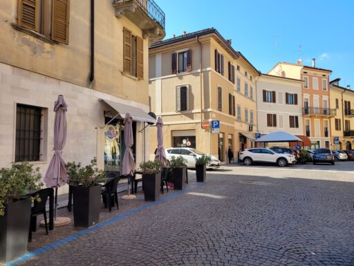 Cedesi bar con cucina e attrezzatura più posti esterni