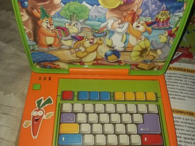 Regalo gioco carotina e videocassette di cartoni