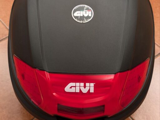 Bauletto givi 30 litri con piastra e kit universale