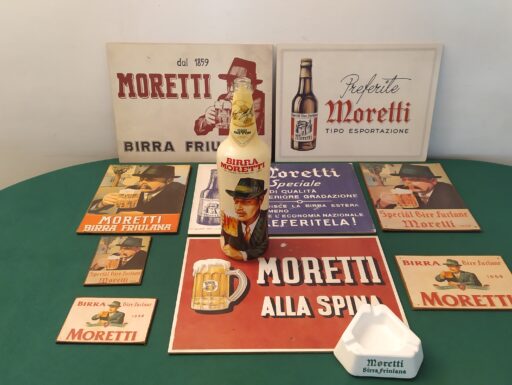 Il bevitore con baffi e cappello nell'etichetta birra morett