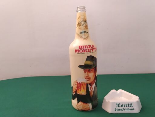 Il bevitore con baffi e cappello nell'etichetta birra morett