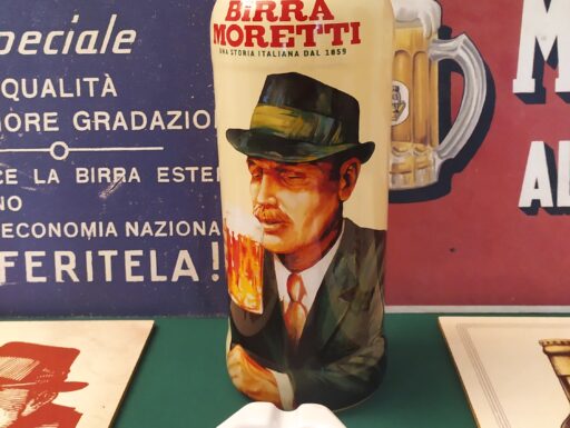 Il bevitore con baffi e cappello nell'etichetta birra morett